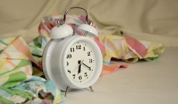 Cercetătorii avertizează: trecerea la ora de vară omoară oameni! Ce efecte are somnul pierdut