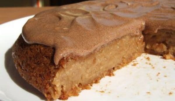 Tort de post cu blat de mere și cremă caramel