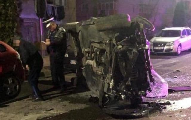 Cascadorie în toiul nopții la Dorohoi! Un tânăr de 21 de ani a rupt un stâlp, scuarul și mai mulți copăcei de pe bulevardul Victoriei