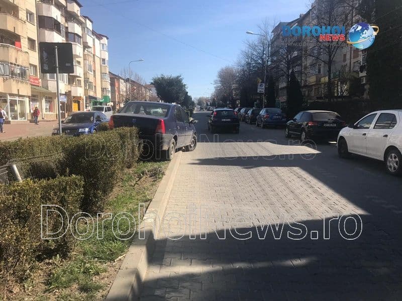 Accident pe Bulevardul Victoriei din Dorohoi! Mașină urcată pe scuar din neatenție – FOTO
