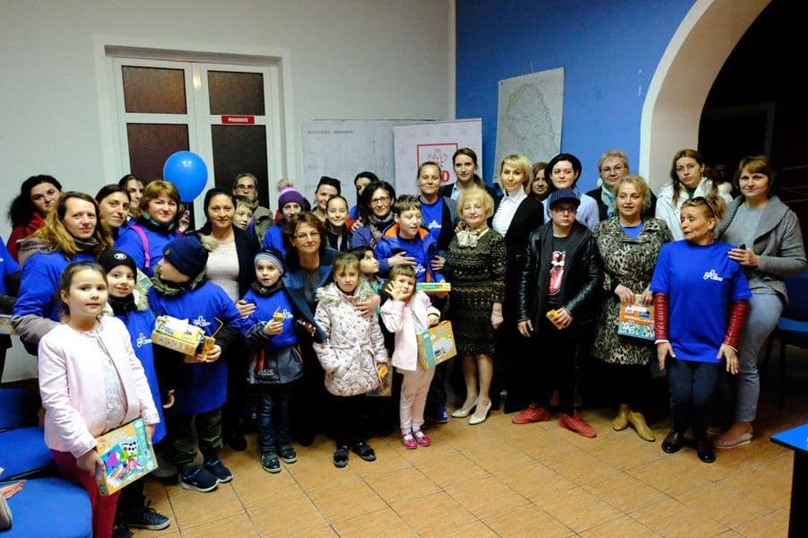 Cadouri speciale oferite de femeile social democrate copiiilor cu autism din Botoșani - FOTO