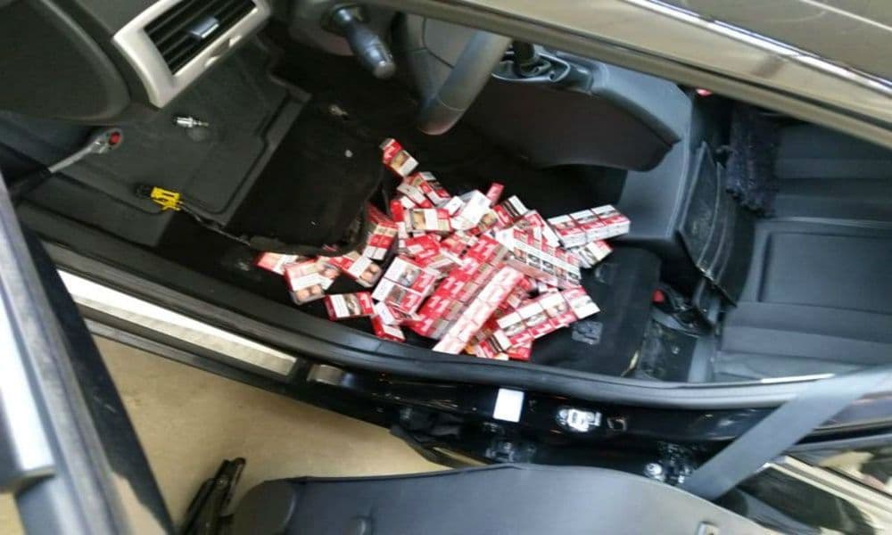 Renault blindat cu ţigări de contrabandă, confiscat la Stânca - FOTO