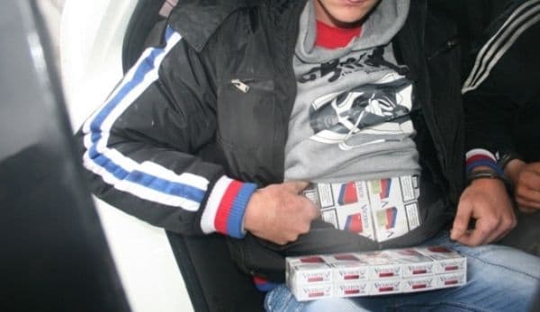 Bărbat „îmbrăcat” în țigări de contrabandă depistat în Piaţa Centrală