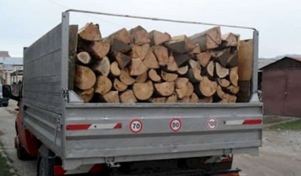 Transport ilegal de lemne, descoperit în trafic de poliţiştii din Dorohoi