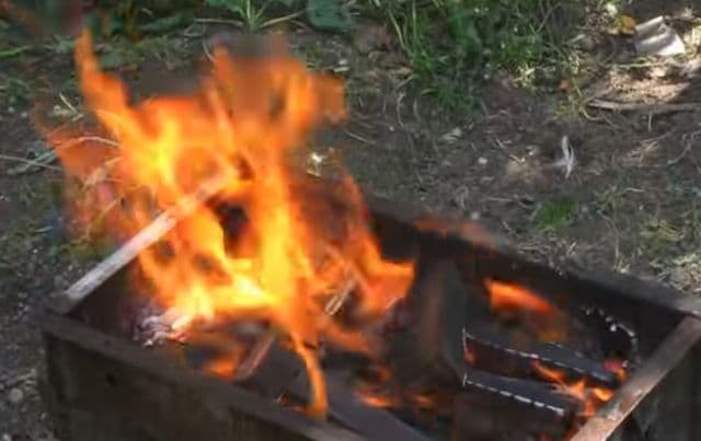 Panică! Au vrut să facă grătarul și era să dea foc la casă