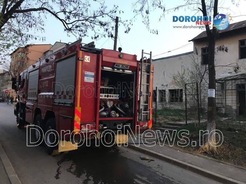 Incendiu într-o clădire dezafectată din Dorohoi. Pompierii au prevenit extinderea flăcărilor - FOTO
