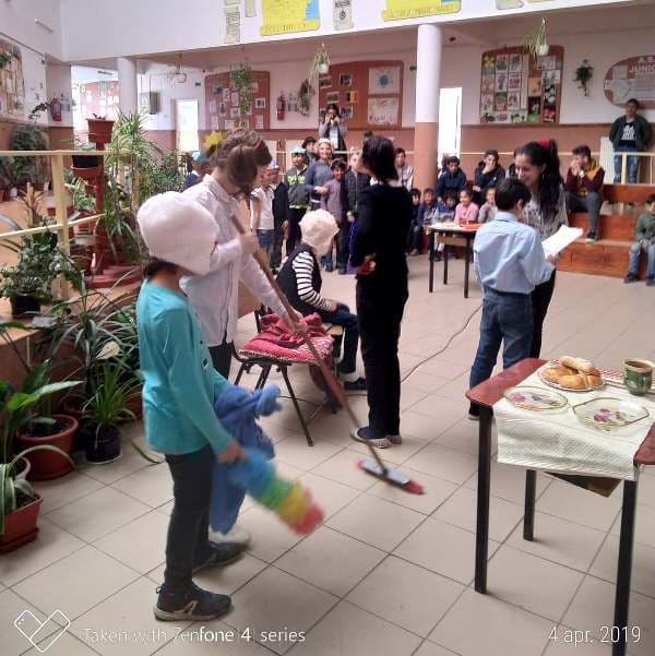 „Iedul cu trei capre” scenetă prezentată de elevii clasei a III- a de la Școala Ștefan cel Mare Dorohoi
