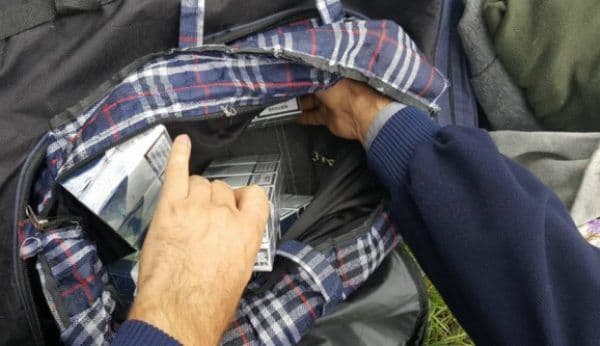 Contrabanda cu țigări nu ține cont de vârstă! Un bărbat de 73 de ani prinsă cu mai multe pachete cu ţigări netimbrate
