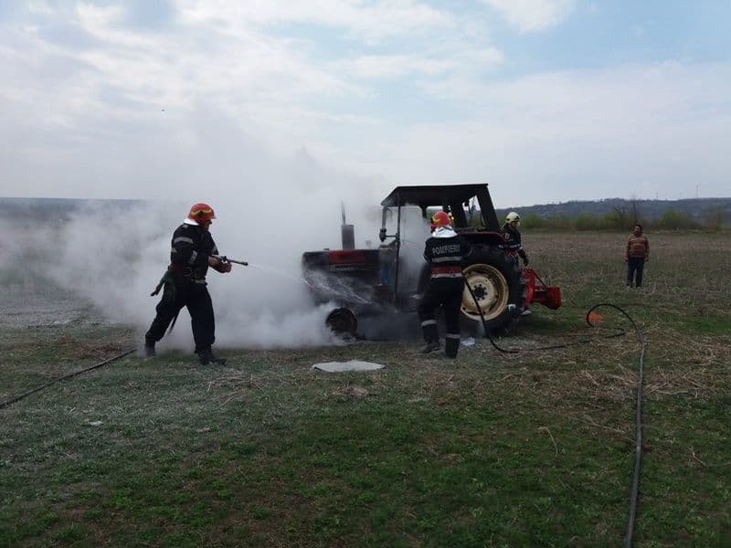 Un tractor a ars ca o torță pe un câmp din comuna Rădăuţi-Prut – FOTO