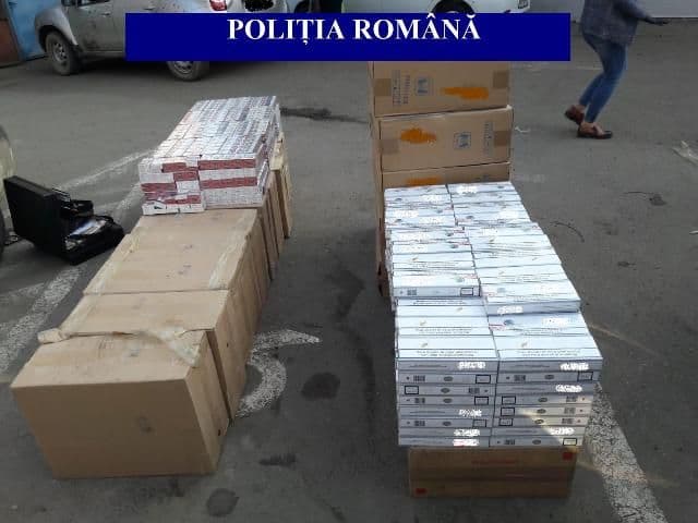 Mașină plină cu țigări de contrabandă, abandonată după o urmărire în trafic - FOTO
