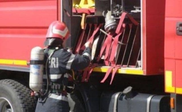Cal salvat de pompierii dorohoieni după ce a căzut într-o fosă septică la Pădureni