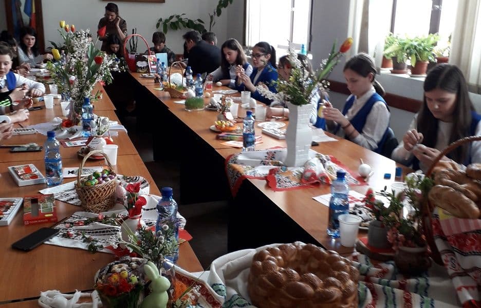 Proiect educațional „Paleta culorilor Pascale, culori de primavară” desfășurat la Casa Municipală de Cultură Dorohoi – FOTO