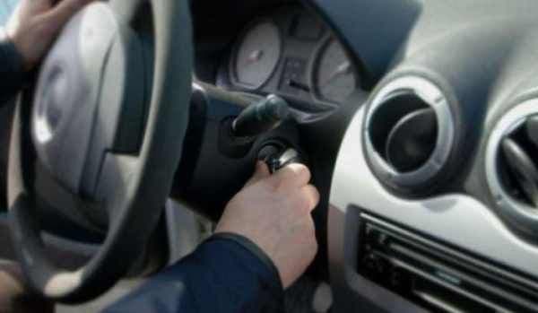 Teribilism cu iz penal! Deși nu avea permis și era băut, a furat mașina părinților și a plecat la plimbare 
