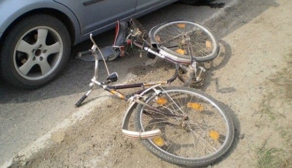 Biciclist accidentat pe strada A.I. Cuza din Dorohoi. Șoferul a părăsit locul accidentului