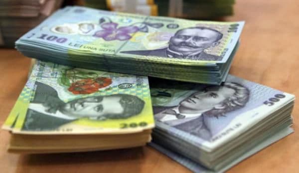 Majorări salariale pentru anumiţi angajaţi plătiţi din fonduri publice au fost promulgate de președintele Iohannis