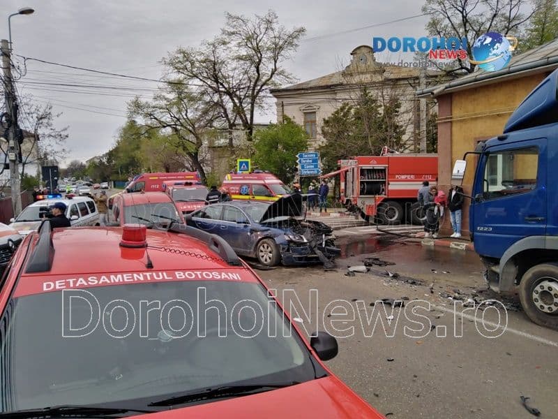 Grav accident într-o intersecție din Botoșani! Mai multe persoane au ajuns la spital - FOTO