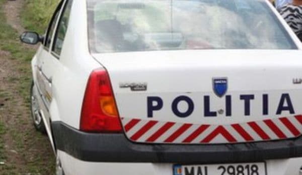 Urmărire ca-n filme. Un tânăr băut și fără permis a fugit de poliţişti şi a ajuns cu mașina într-un șanț