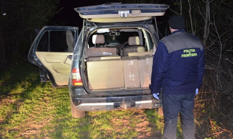 Aproximativ 7.000 de pachete de țigări și un autoturism, confiscate de poliţiştii de frontieră - FOTO