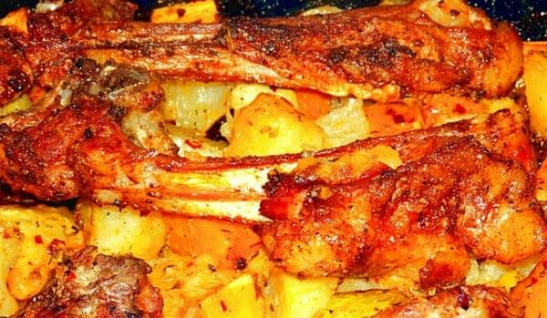 Coaste de miel la cuptor pe pat de dovleac, cartofi și dovlecei
