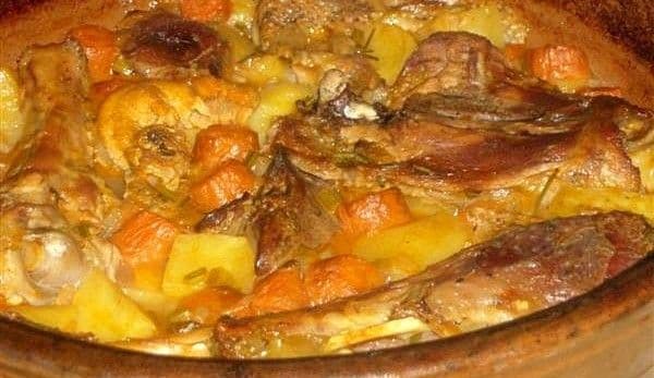 Carne de curcan pe pat de cartofi