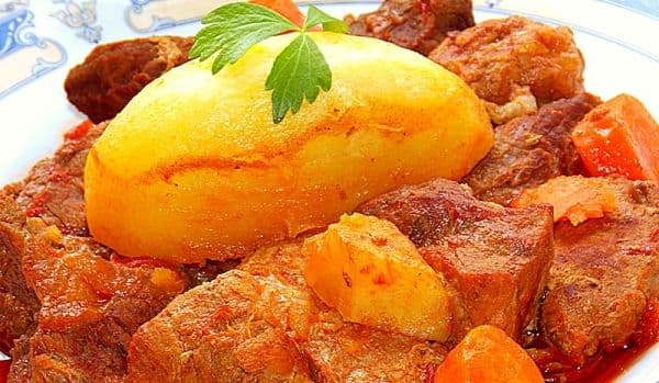 Tocană de vită și porc. Cu cartofi muiați în sos
