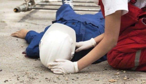 Accident de muncă în Botoșani. Un muncitor a căzut în gol de pe o schelă!