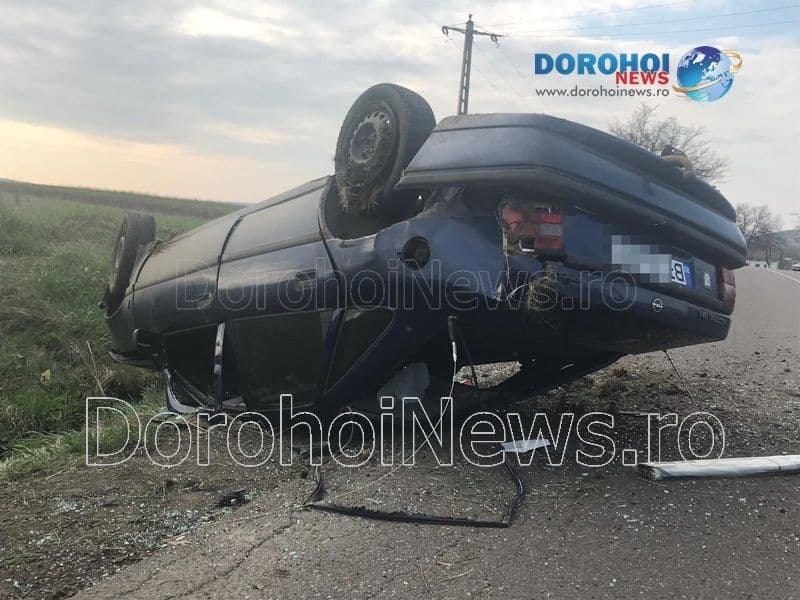 Accident la Saucenița! O mașină a izbit un mal de pământ și s-a răsturnat - FOTO