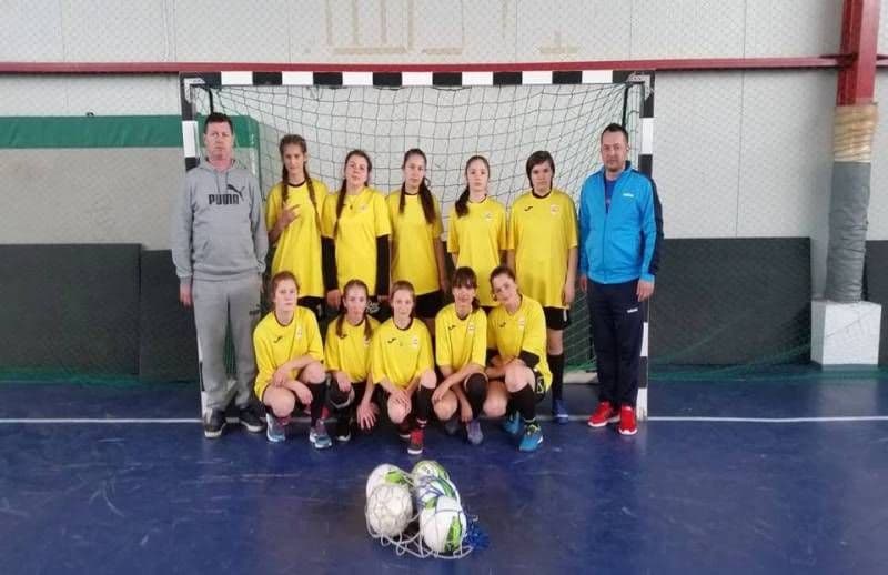 Echipa de fotbal fete a Liceului Tehnologic Al. Vlahuţǎ Şendriceni calificată la națională - FOTO