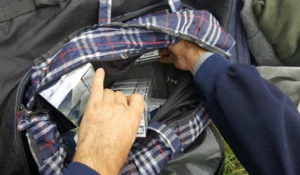 Ţigări de contrabandă confiscate de poliţişti de la un bărbat din Cristinești
