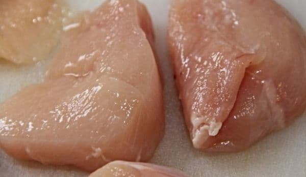 Peste 9 tone de carne de pui infestată cu bacteria listeria a fost descoperită într-un depozit din judeţul Botoşani