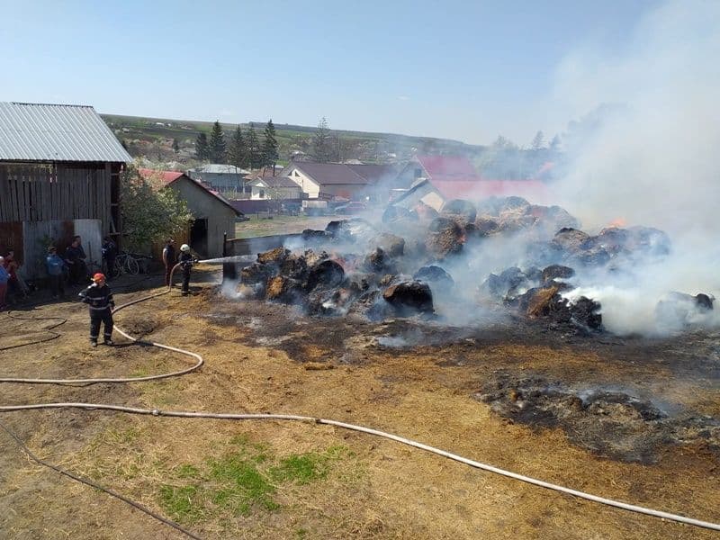 INCENDIU puternic. Peste 200 de baloți de furaje, cuprinși de flăcări – FOTO