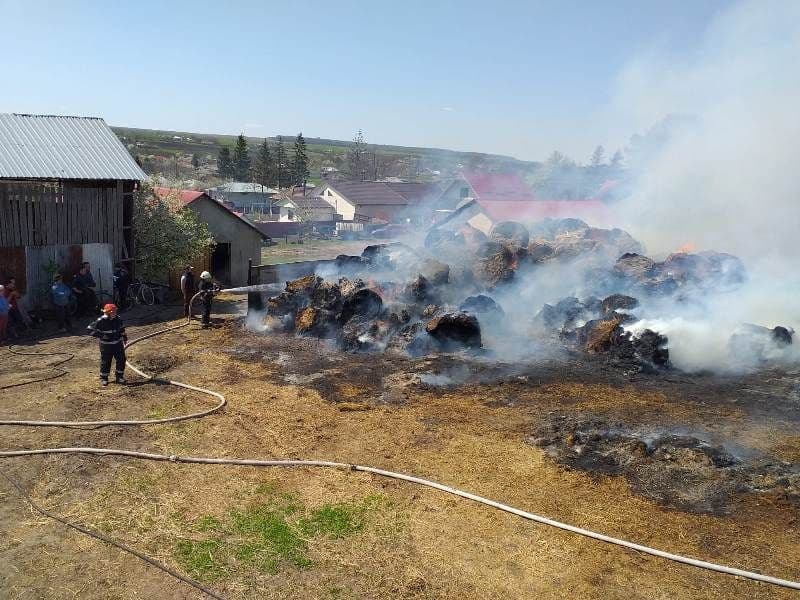 Incendiu declanşat la depozitul de furaje a fost stins după aproape cinci ore - FOTO