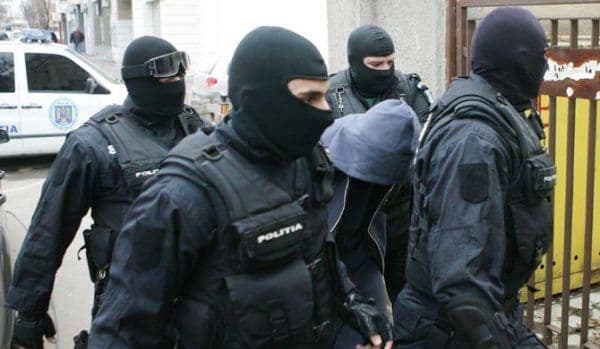 Percheziții domiciliare la locuința unui dorohoian. Bărbatul a fost reţinut pentru contrabandă