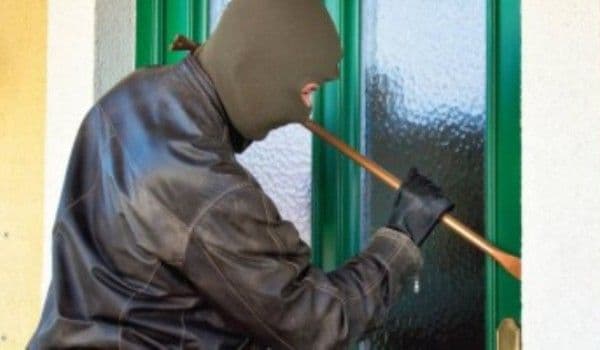 Tânăr de 19 ani cercetat pentru furt. A intrat în casa unei femei de unde a furat 6.800 de lei și mai multe bijuterii 