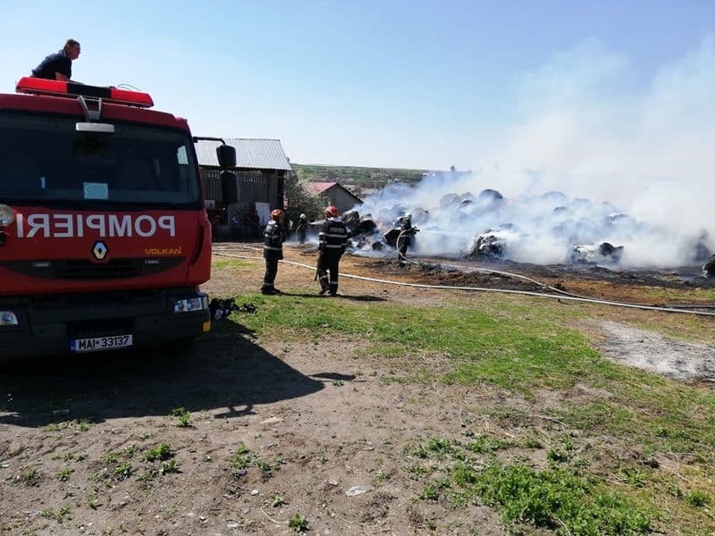 Incendiu provocat de un minor de 16 ani. S-a certat cu vecinul și i-a dat foc la depozitul de furaje