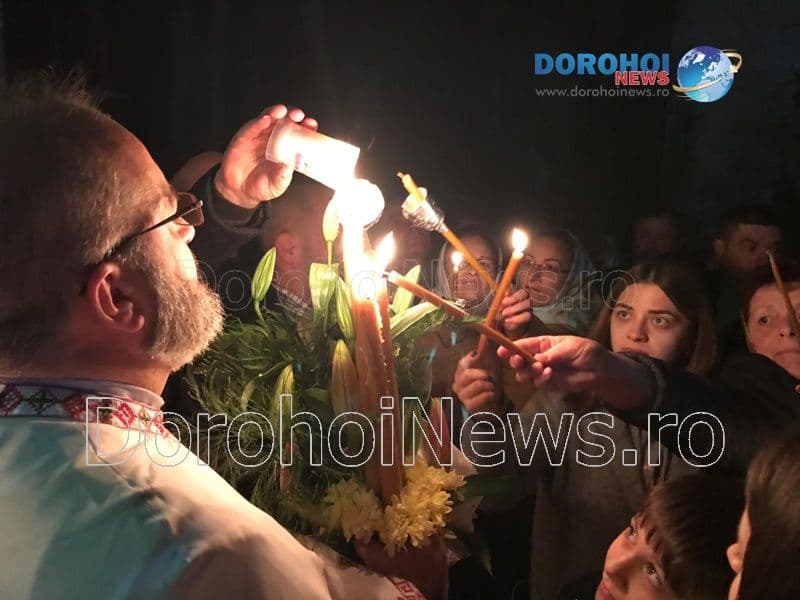 Slujba de Înviere: Fericire pe chipul credincioșilor din Dorohoi și împrejurimi adusă de Lumina Sfântă – FOTO