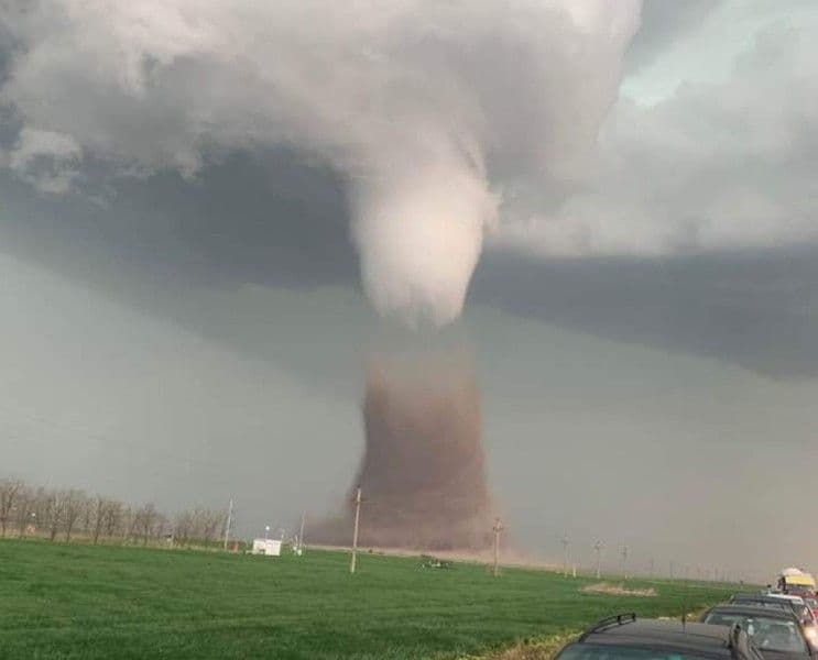 Vreme extremă în România: O tornadă uriașă a răsturnat un autobuz și a nimicit un sat în cateva minute - VIDEO
