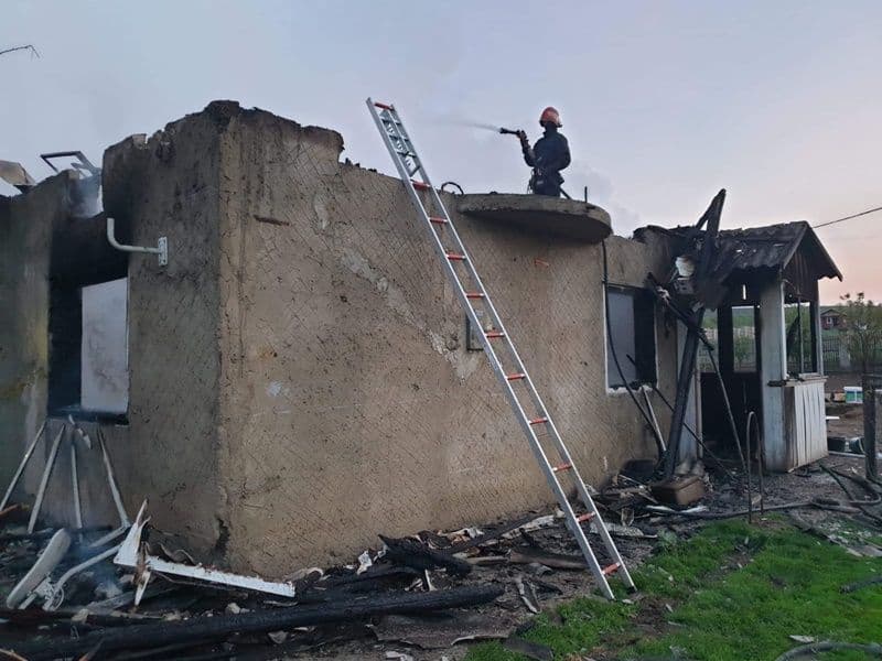 O femeie din comuna Lunca, la un pas să ardă de vie după o ceartă cu soţul gelos – FOTO