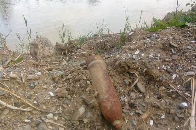 Proiectil descoperit de un localnic pe malul Siretului - FOTO