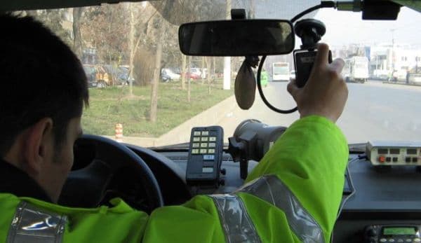 Şoferii scapă de radarele camuflate în maşini obişnuite