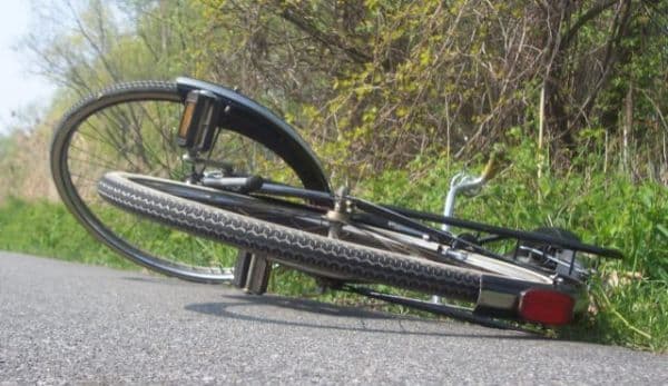 ACCIDENT: Un biciclist de 74 de ani a ajuns la spital după ce s-a dezechilibrat şi a căzut pe carosabil