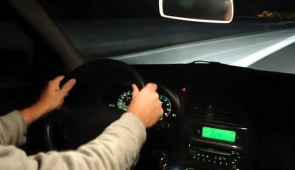 Minor beat, prins la volanul unei maşini furate după ce a avariat o mașină parcată