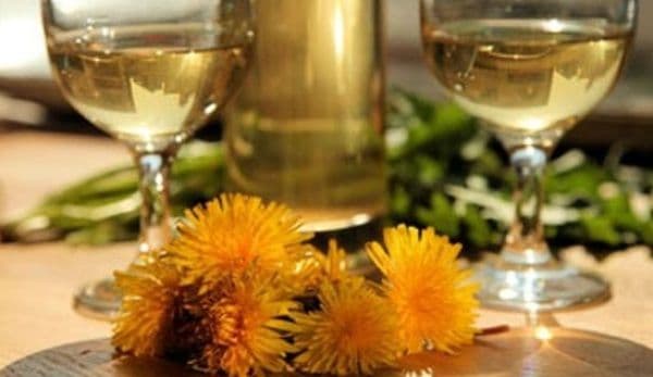 Cum se prepară vinul medicinal din flori de păpădie
