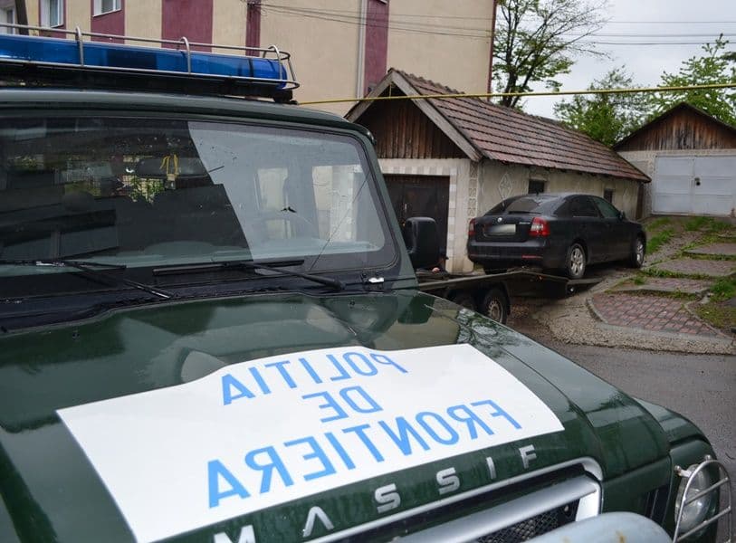 Mașină abandonată pe o stradă din Dorohoi la vederea polițiștilor. Vezi ce au descoperit în autoturism - FOTO