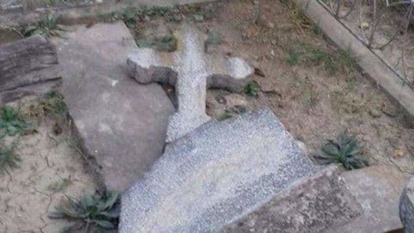 Adolescent cercetat după ce a distrus mai multe morminte