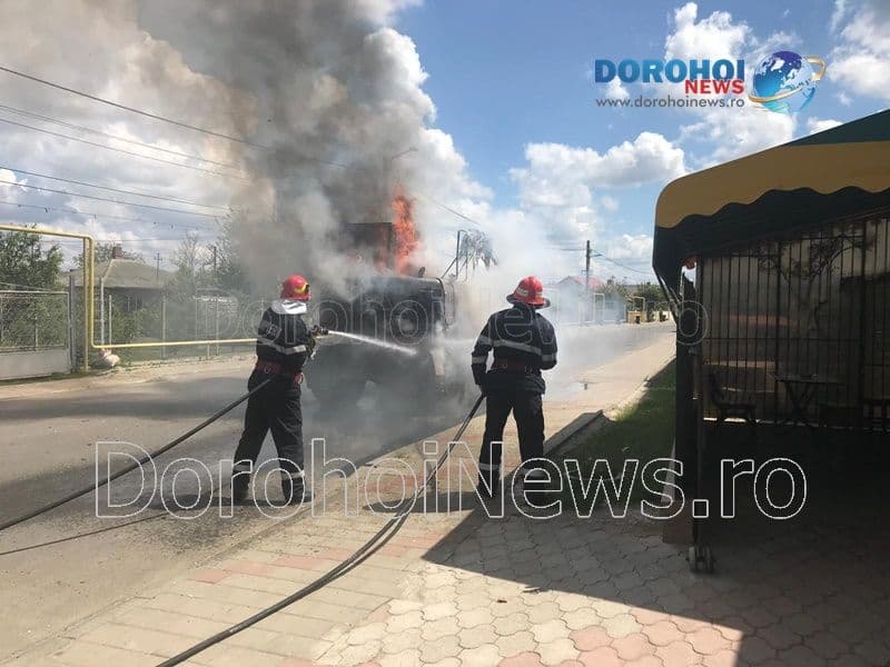 Excavator cuprins de flăcări pe o stradă din Dorohoi. Pompierii au intervenit pentru stingere - FOTO