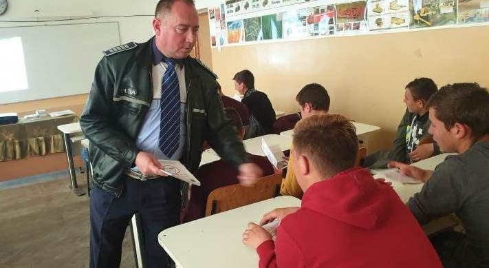 Campanie de informare a elevilor pe problematica prevenirii consumului de droguri – FOTO