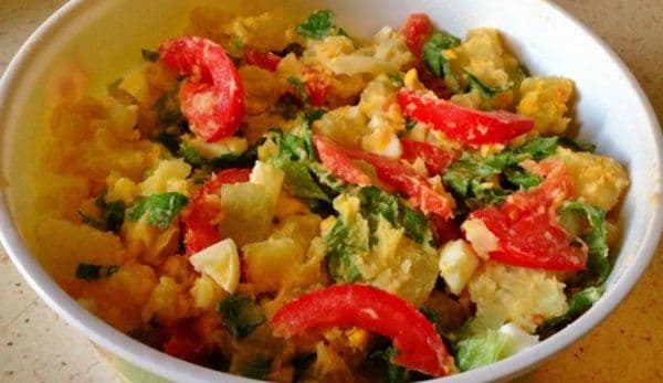 Salată caldă de cartofi