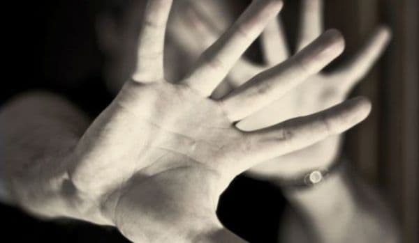 Violenţă fără margini: Un copil de 14 ani a ajuns la spital după ce a fost bătut crunt de un tânăr din Hudești