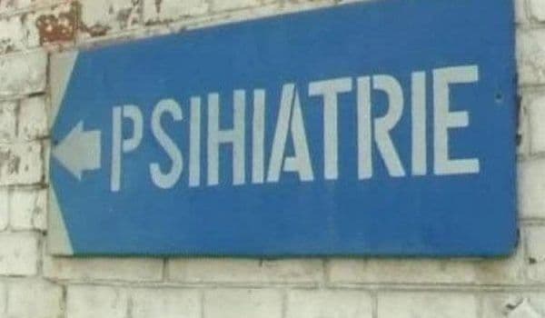 Luat pe sus și internat la Psihiatrie, după ce a distrus trei mașini și a făcut un scandal de zile mari
